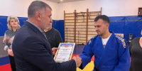 Партийцы Котельников поздравили тренера городской спортивной школы по самбо - Kotelniki.Info